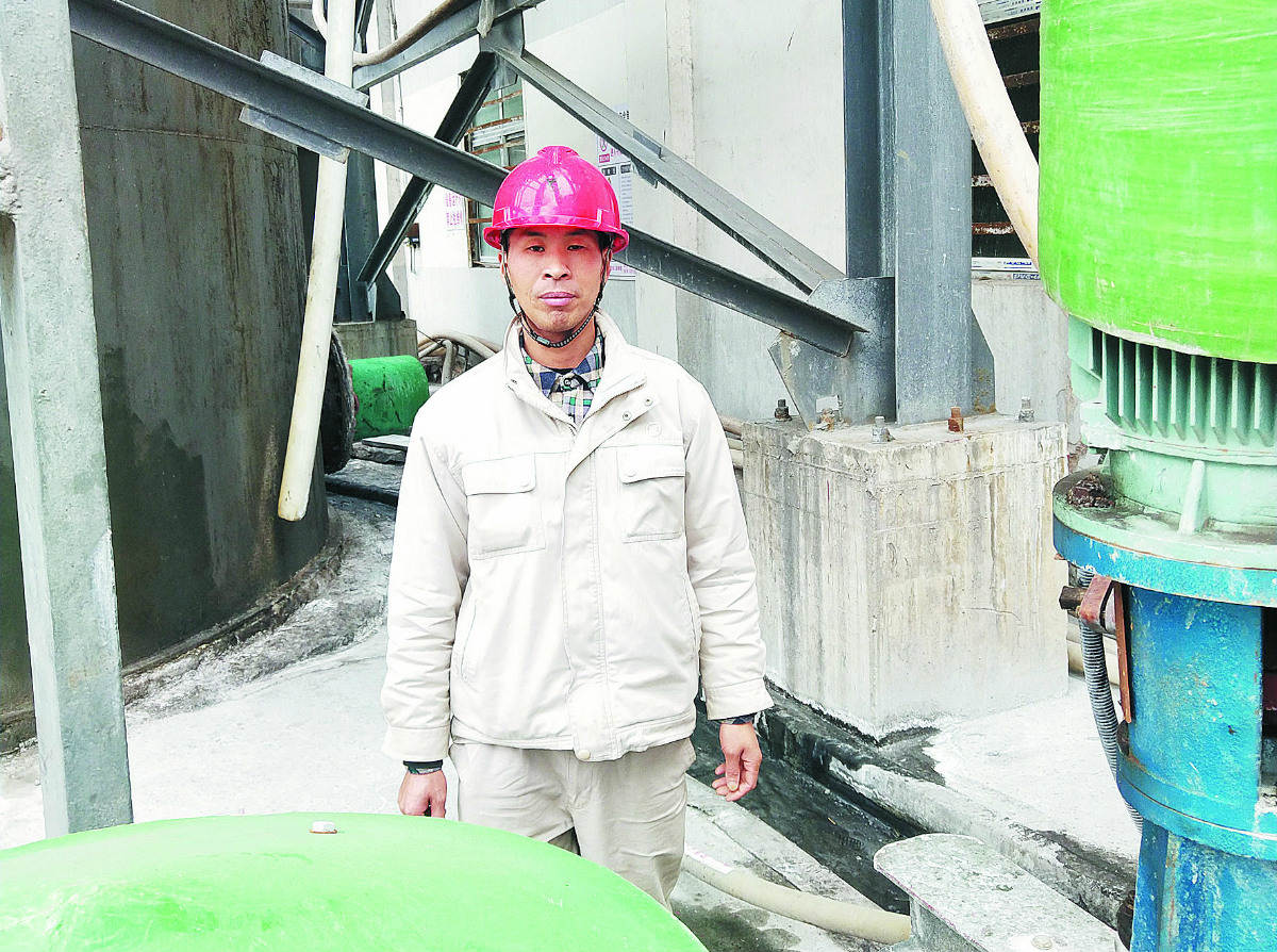 s王军华在车间巡检_meitu_6_meitu_7.jpg s王军华在车间巡检_meitu_6_meitu_7.jpg