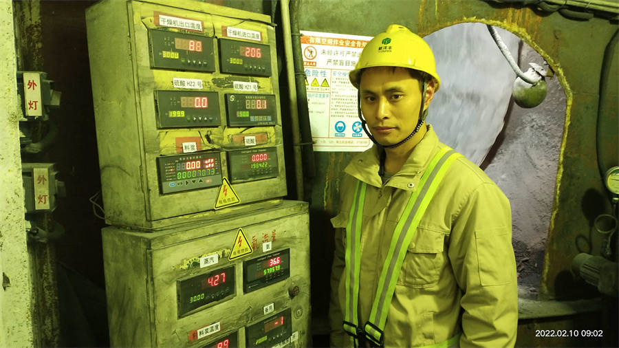 李江宽正在检查仪表运转情况.jpg 李江宽正在检查仪表运转情况.jpg