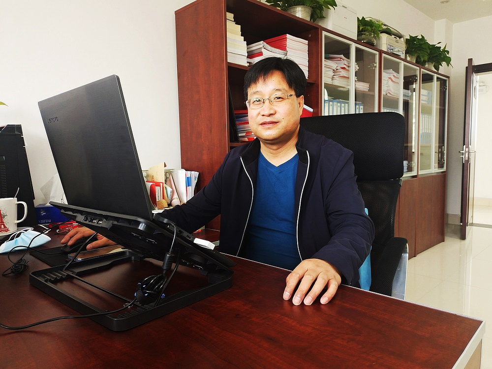 夏长兴在办公室.jpg 夏长兴在办公室.jpg