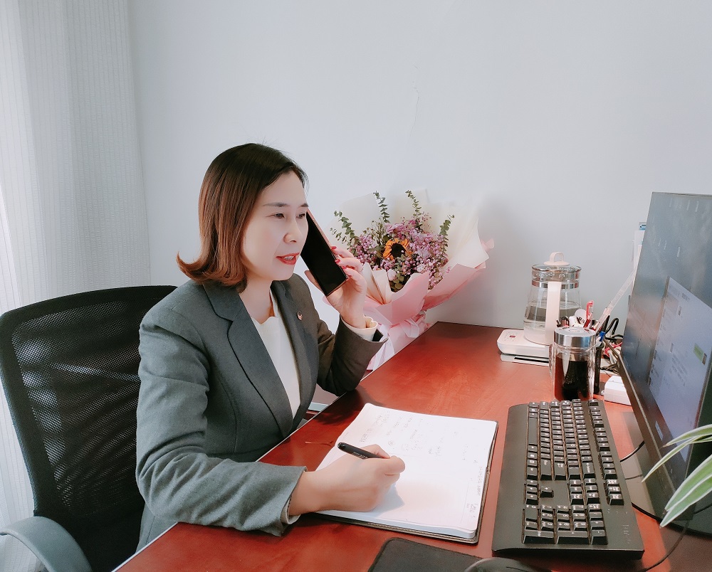 钟守芳正在工作中.jpg 钟守芳正在工作中.jpg