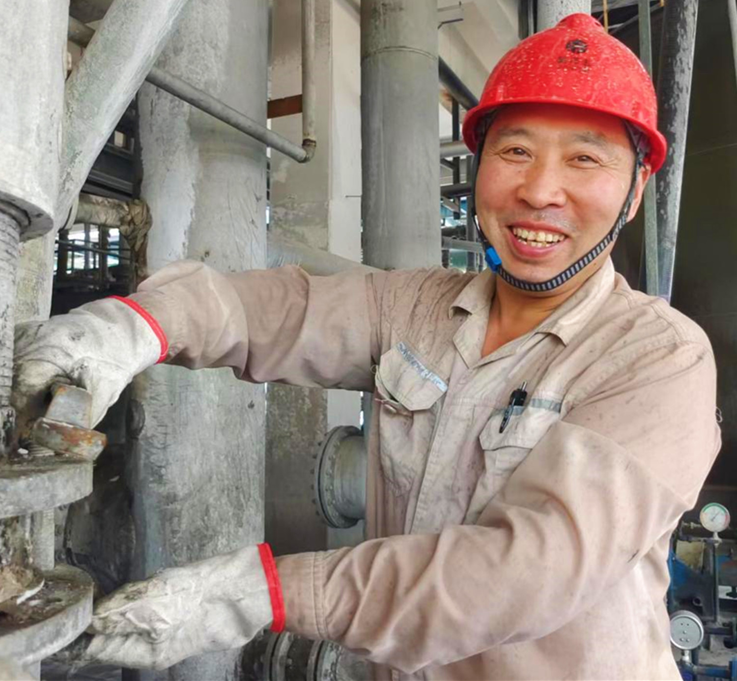 杨海荣正在检查设备.jpg 杨海荣正在检查设备.jpg